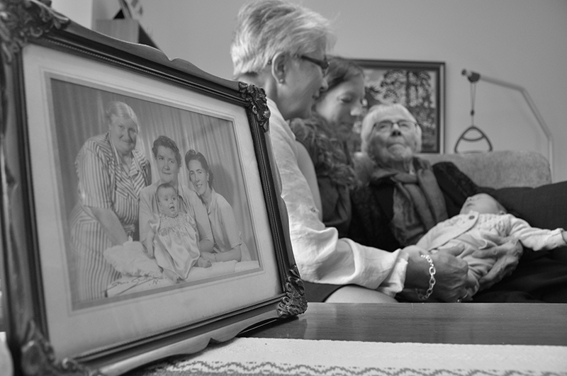 4 generationer gånger 2, 6 generationer i samma foton Lifestyle Familjefotografering Uppsala